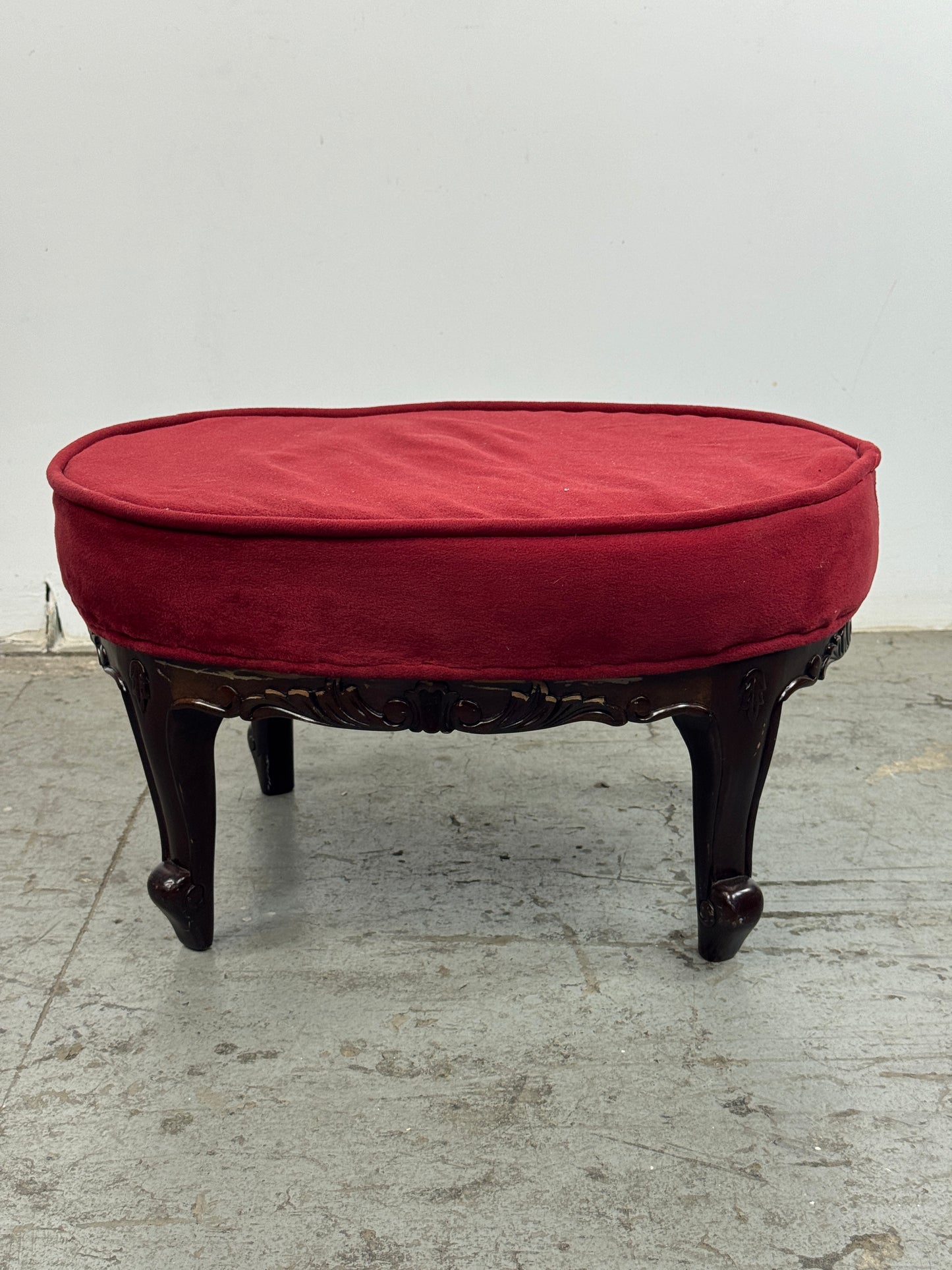 Banqueta Luis XV Caoba – Terciopelo Rojo