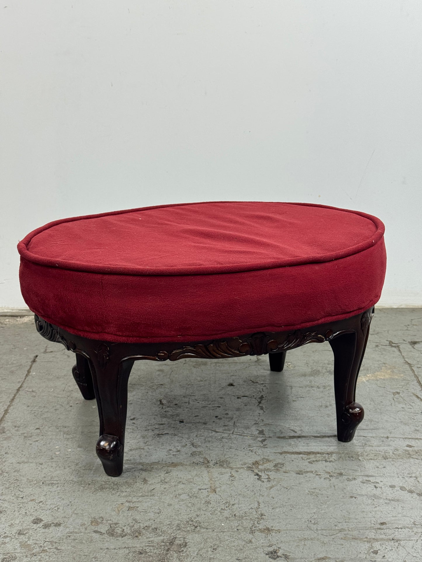 Banqueta Luis XV Caoba – Terciopelo Rojo