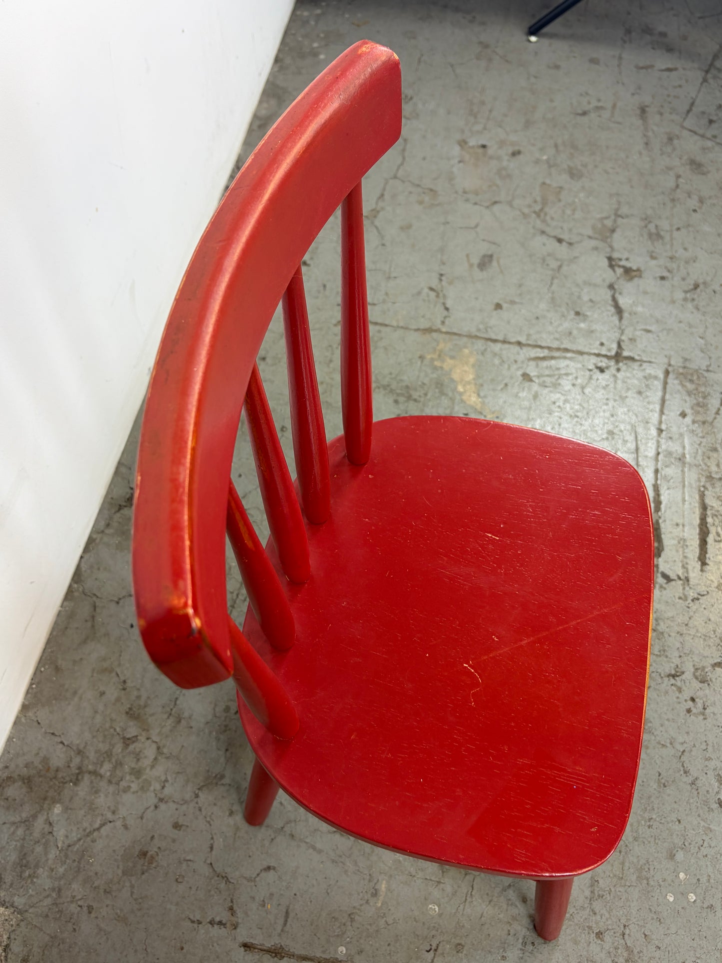 Silla infantil, color rojo de madera