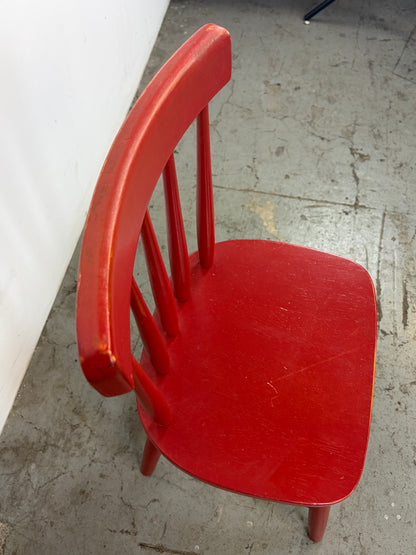 Silla infantil, color rojo de madera