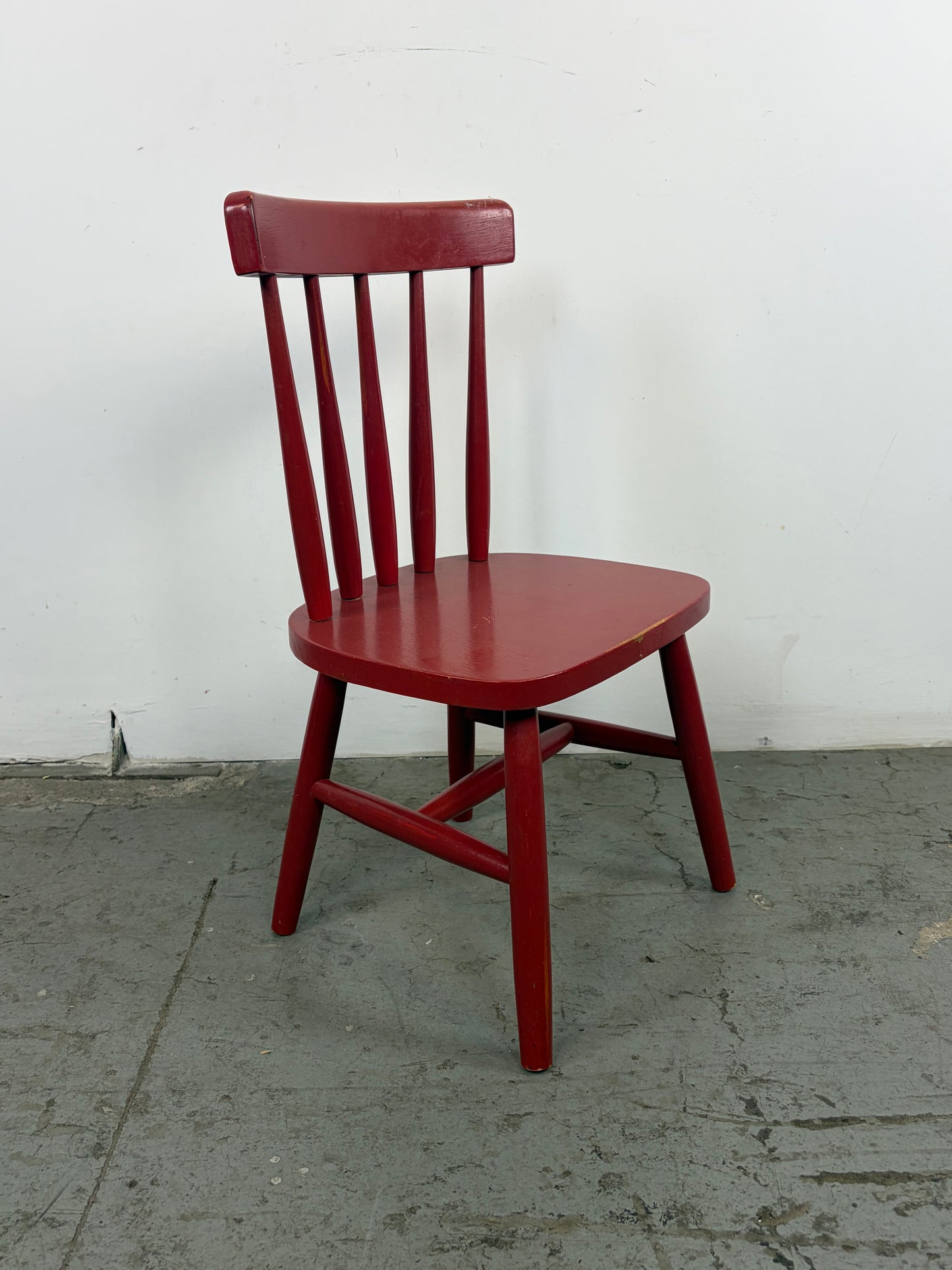 Silla infantil, color rojo de madera