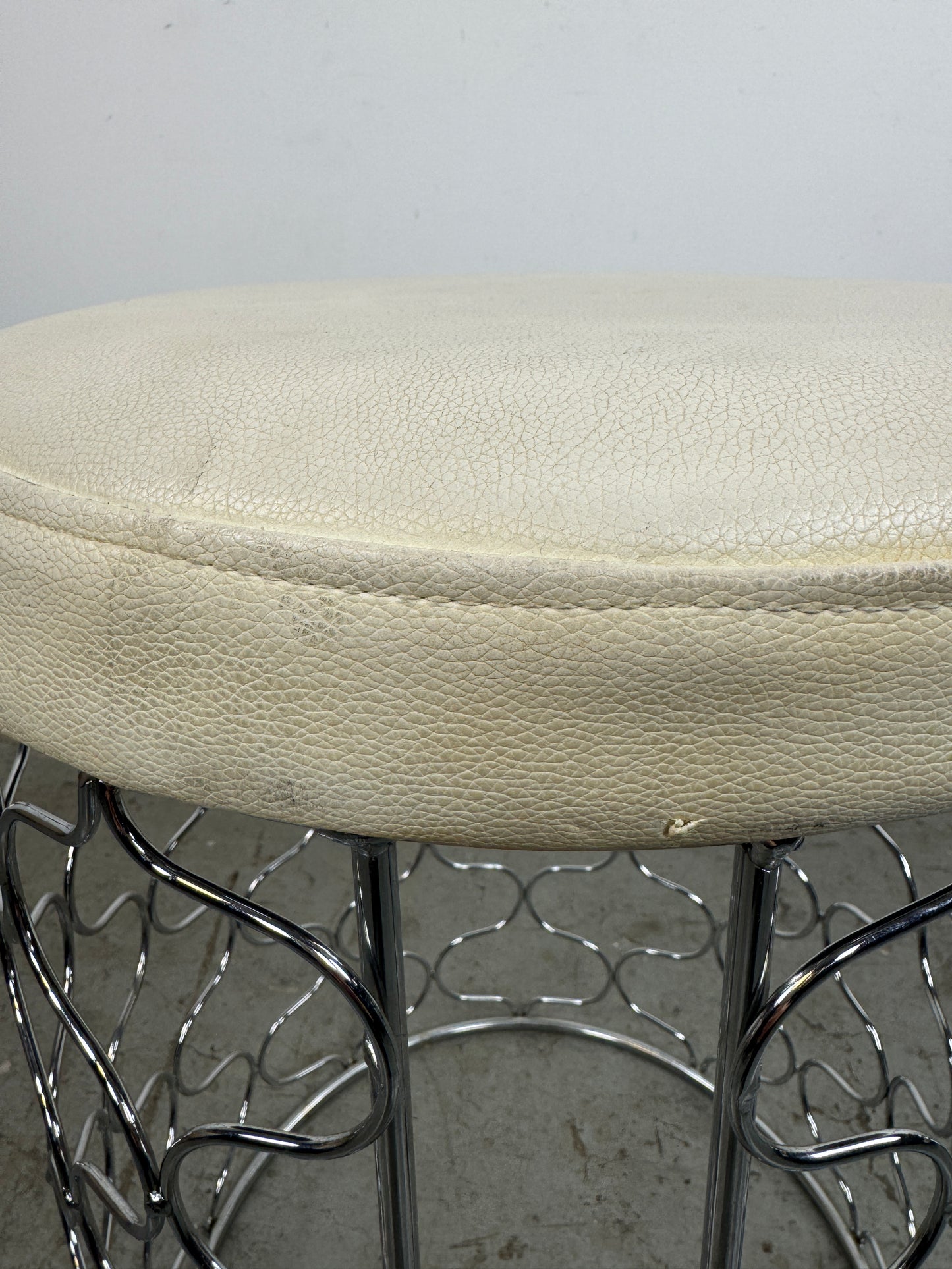 Taburete acolchado con base cromada y círculos