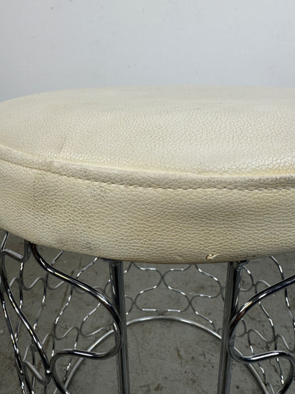 Taburete acolchado con base cromada y círculos