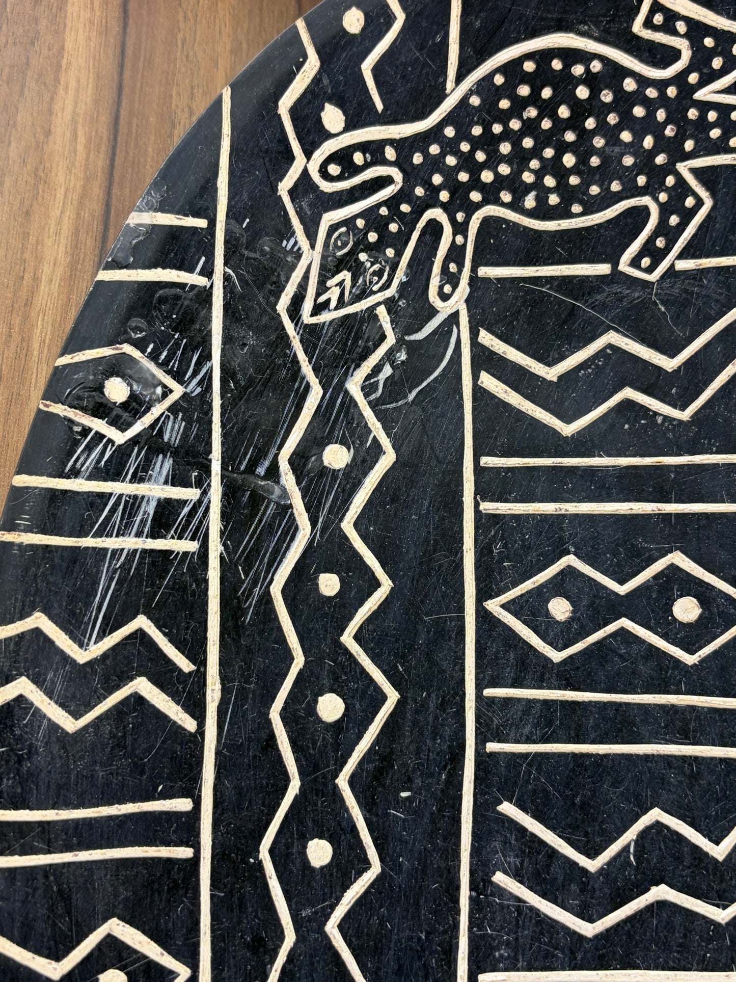 Plato decorativo de cerámica pintada con motivos
