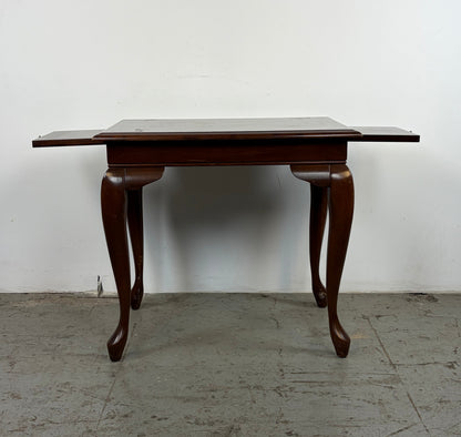 Mesa Auxiliar Queen Anne – Patas Cabriole