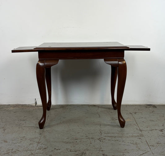 Mesa Auxiliar Queen Anne – Patas Cabriole