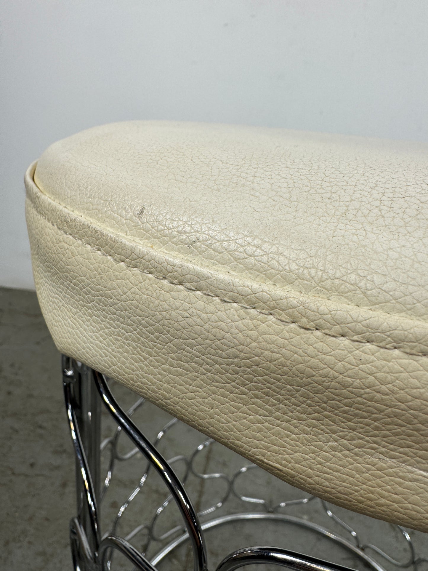 Taburete acolchado con base cromada y círculos