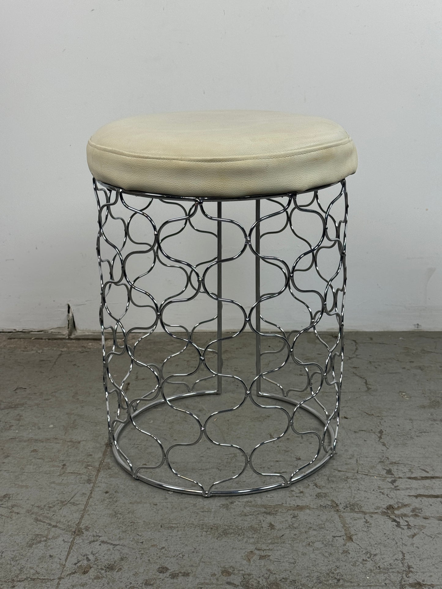 Taburete acolchado con base cromada y círculos