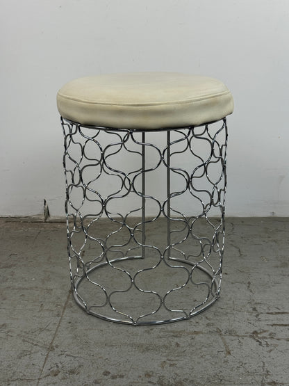 Taburete acolchado con base cromada y círculos