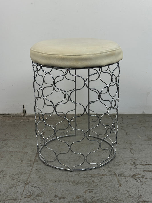 Taburete acolchado con base cromada y círculos