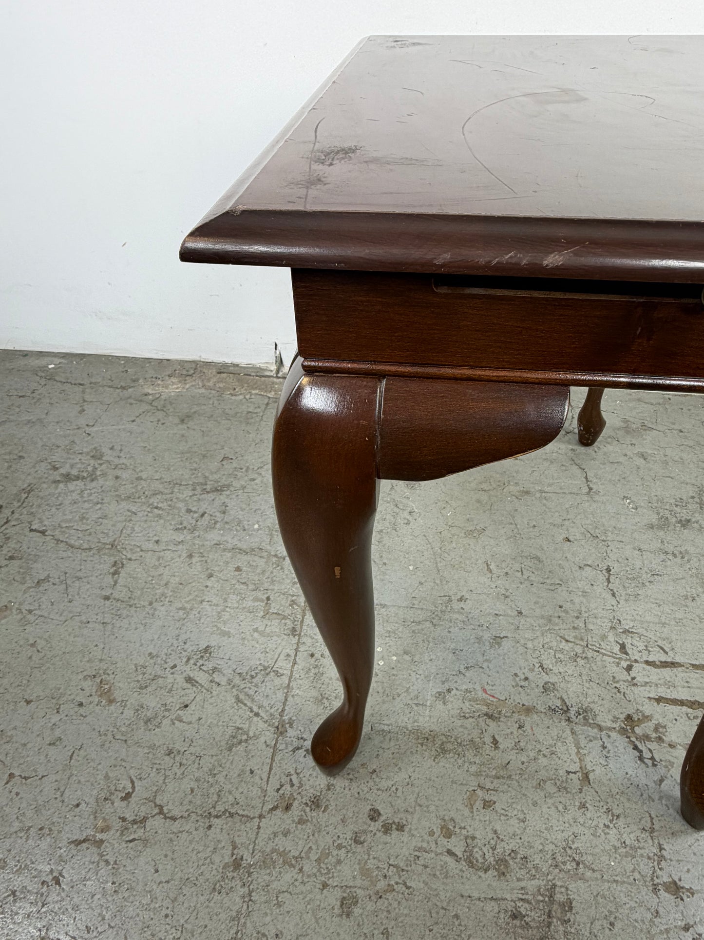 Mesa Auxiliar Queen Anne – Patas Cabriole