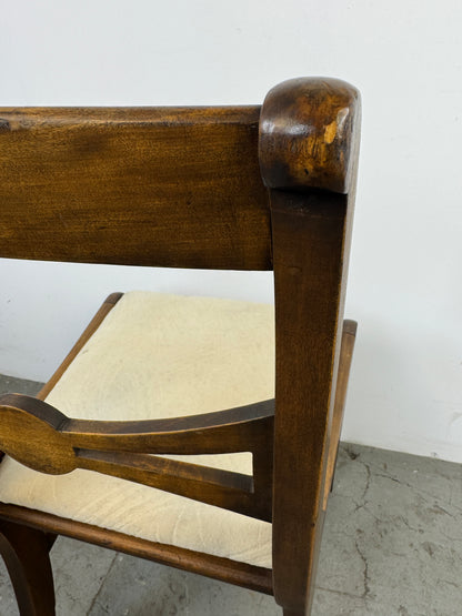 Silla estilo inglés, con respaldo detallado con un motivo central circular