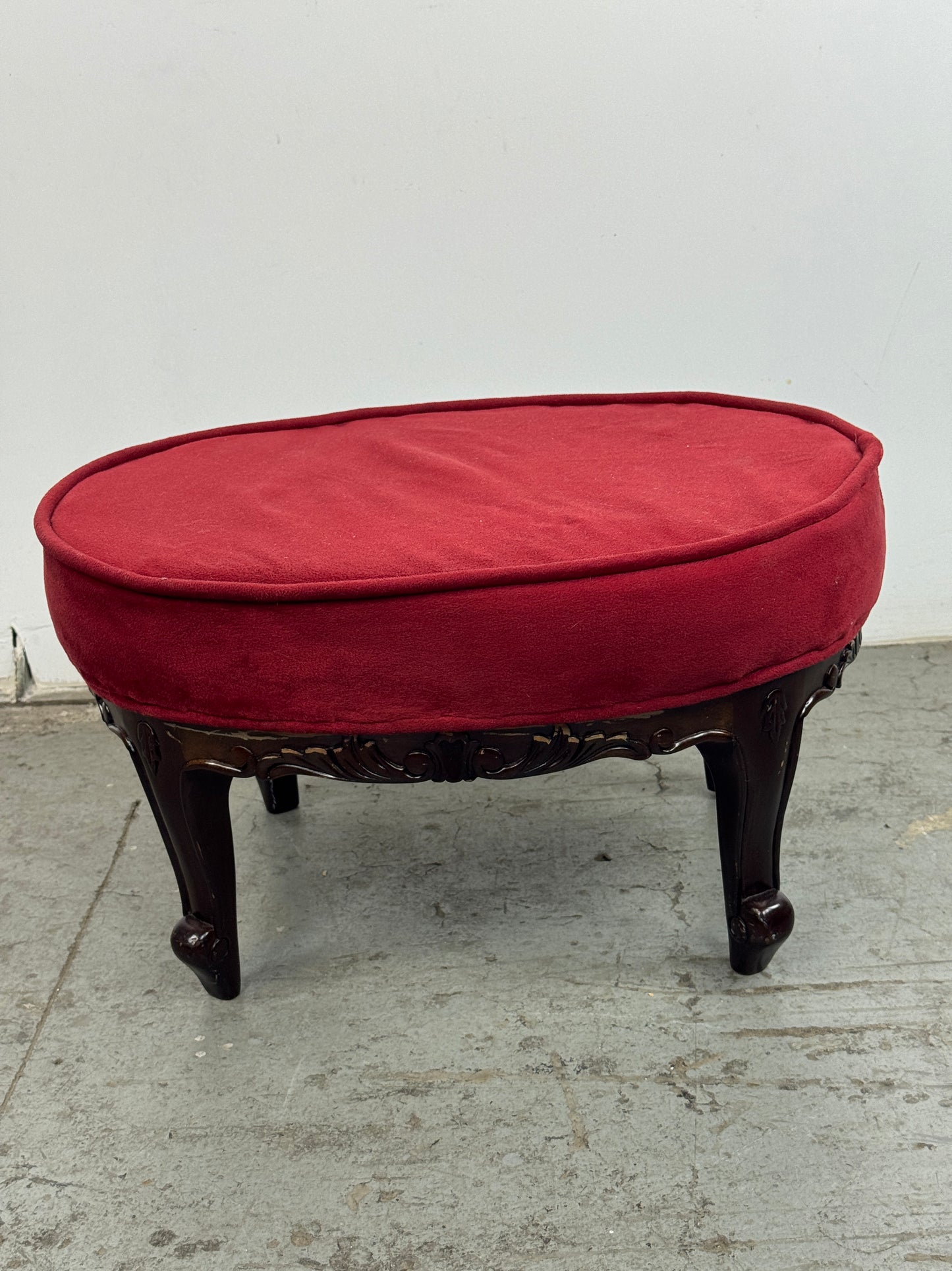 Banqueta Luis XV Caoba – Terciopelo Rojo
