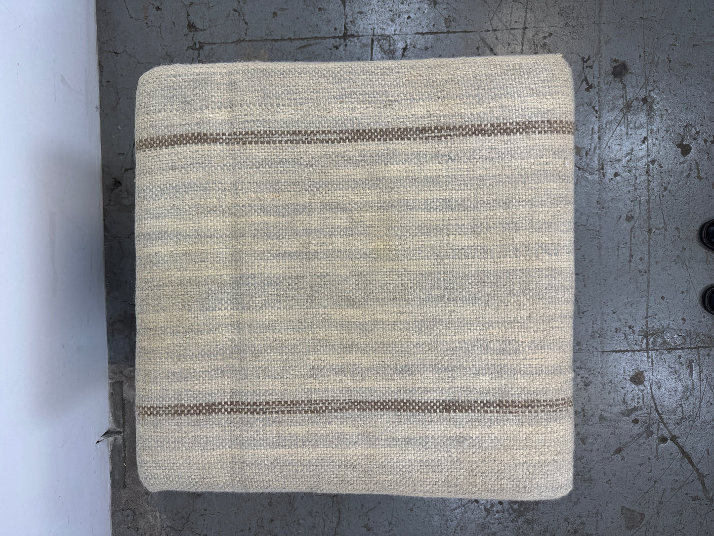 Otomana Rectangular con Alfombra Beige