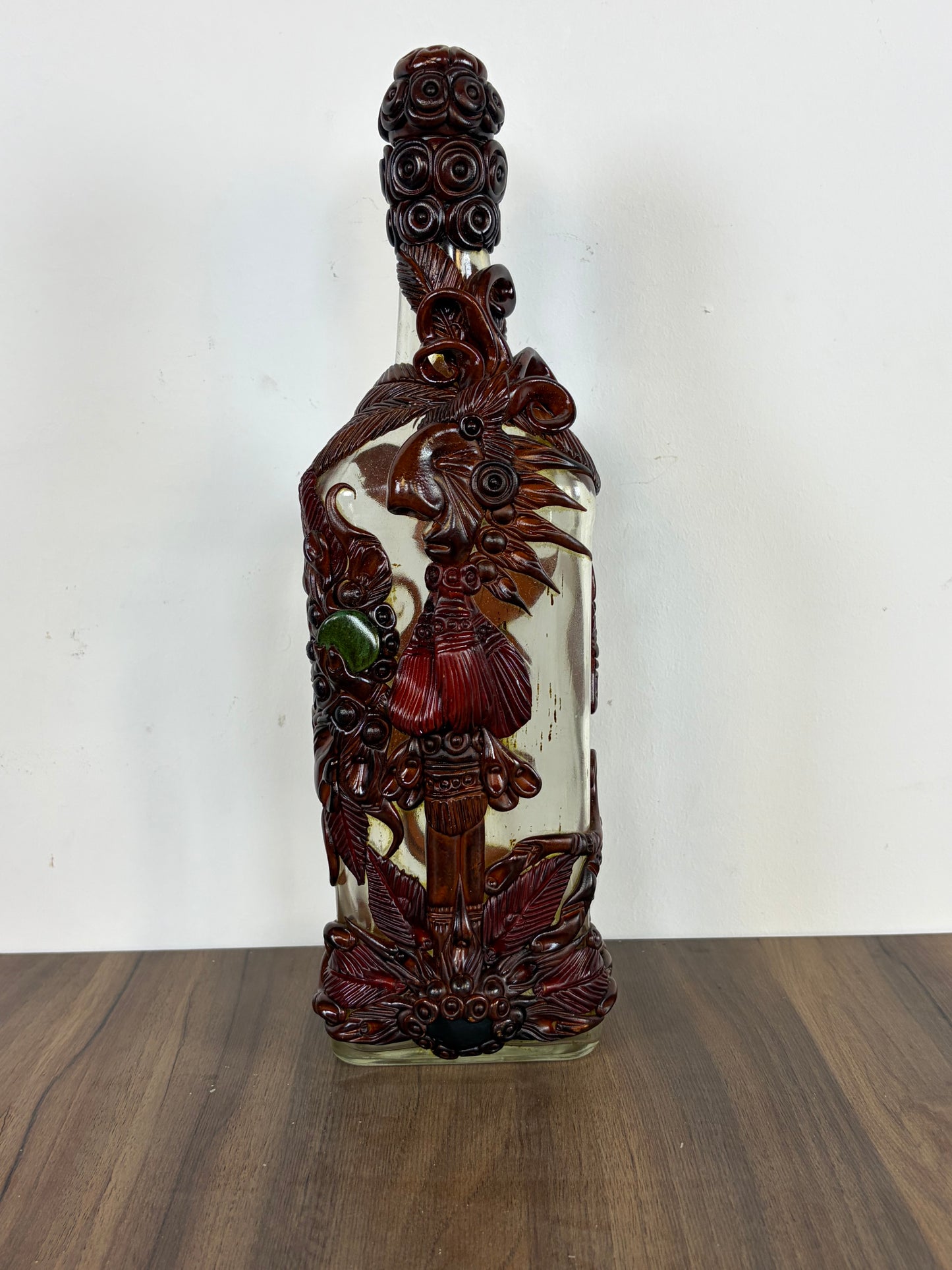 Botella de vidrio decorativa con tallados de resina