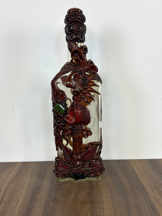 Botella de vidrio decorativa con tallados de resina
