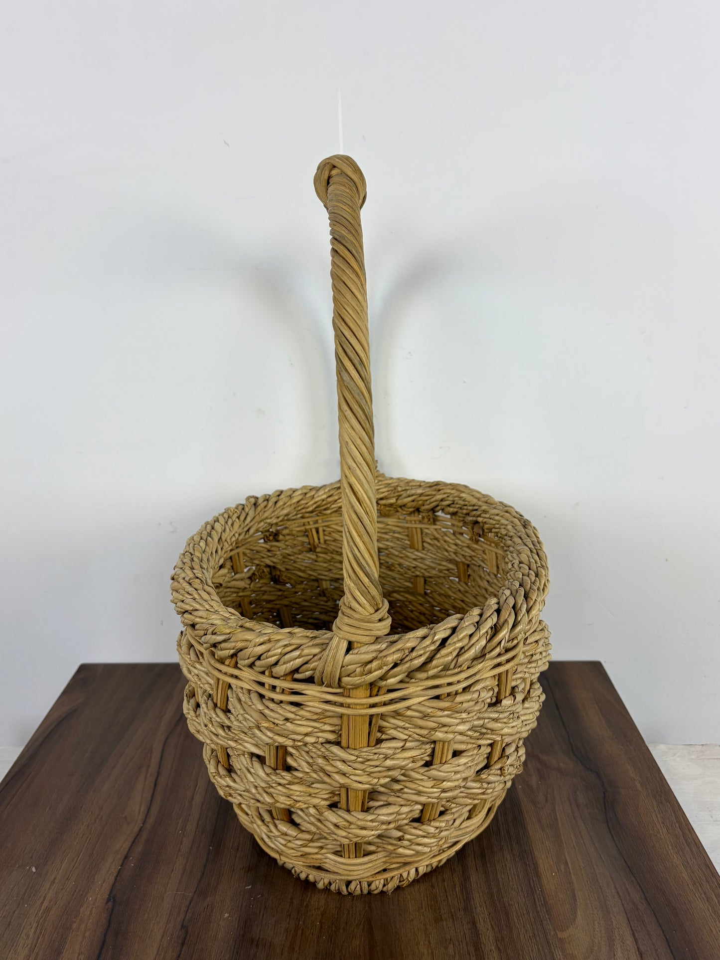 Cesta de Mimbre Natural Tejida con Asa