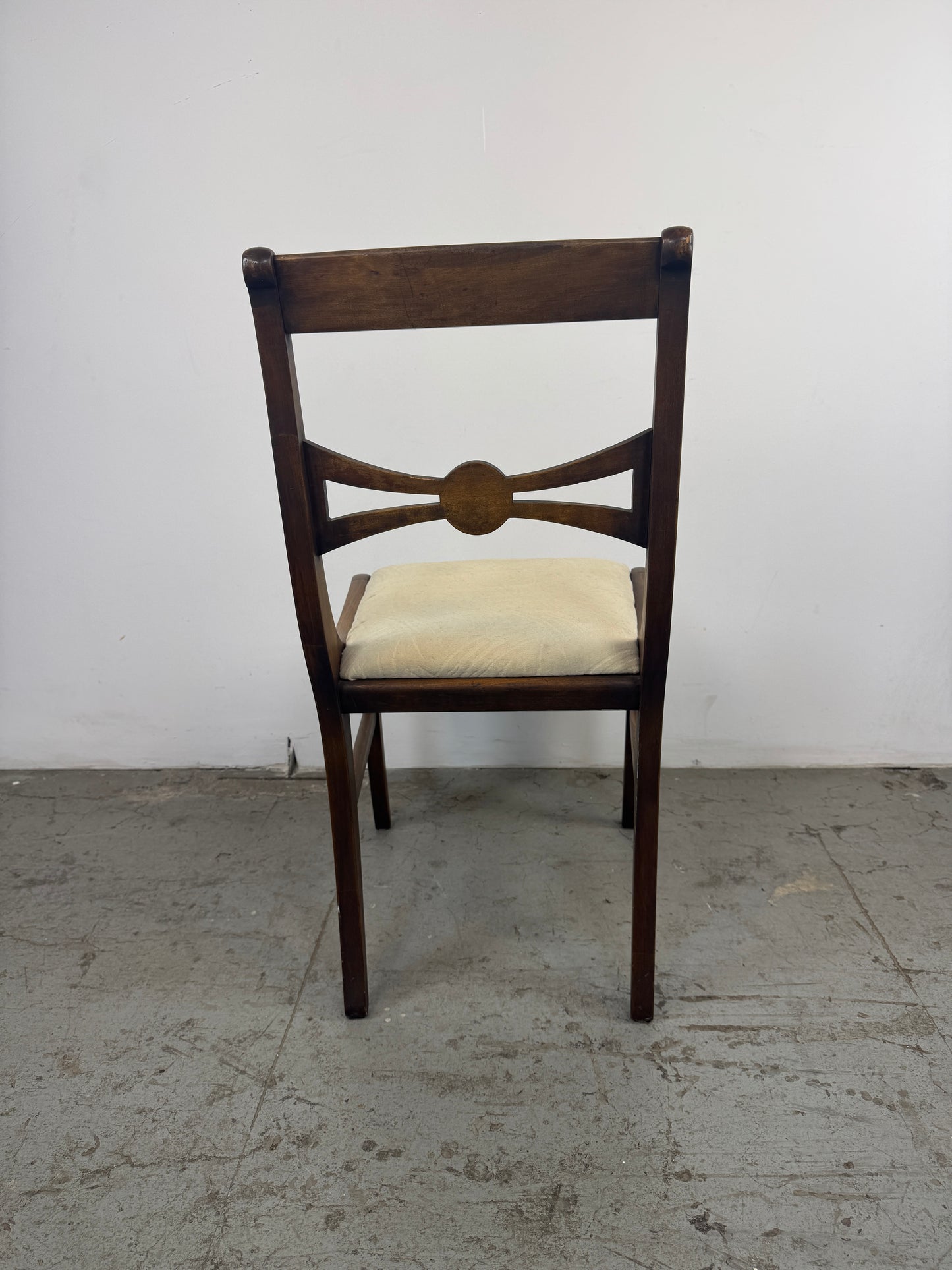 Silla estilo inglés, con respaldo detallado con un motivo central circular