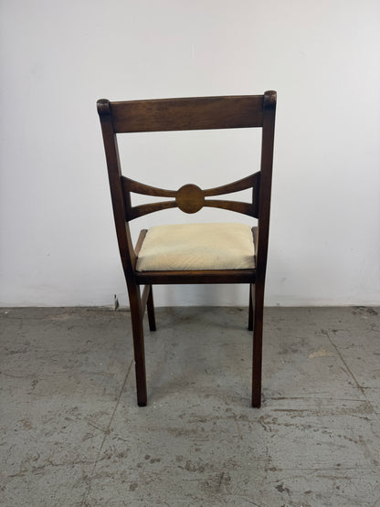 Silla estilo inglés, con respaldo detallado con un motivo central circular