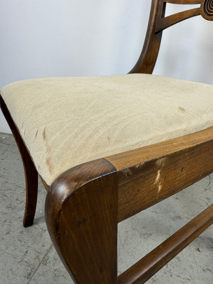 Silla estilo inglés, con respaldo detallado con un motivo central circular