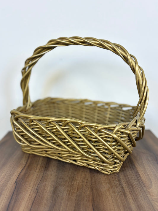 Cesta de mimbre tejido color dorado