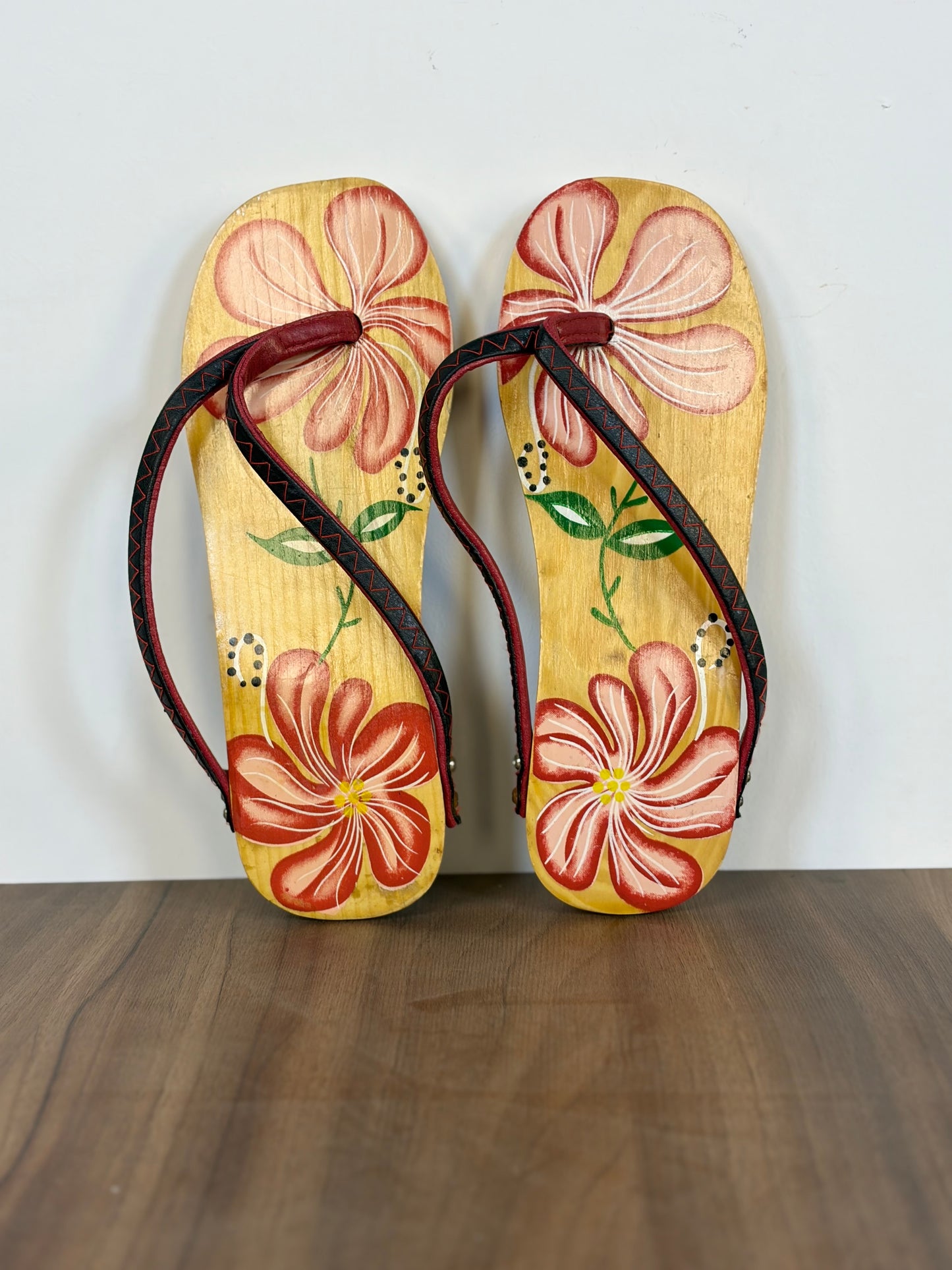 Sandalias de madera, lacada pintadas a mano con flores