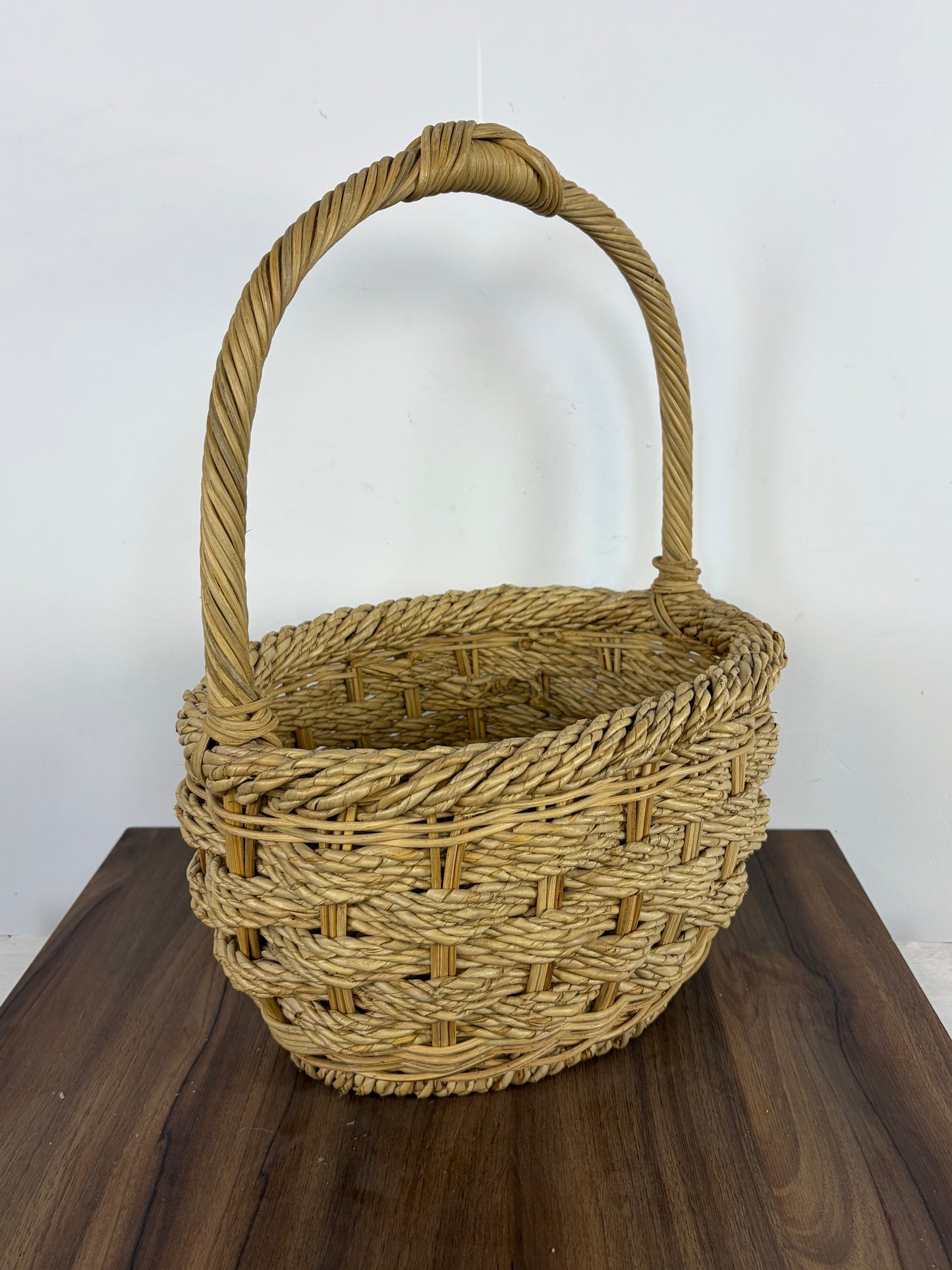 Cesta de Mimbre Natural Tejida con Asa