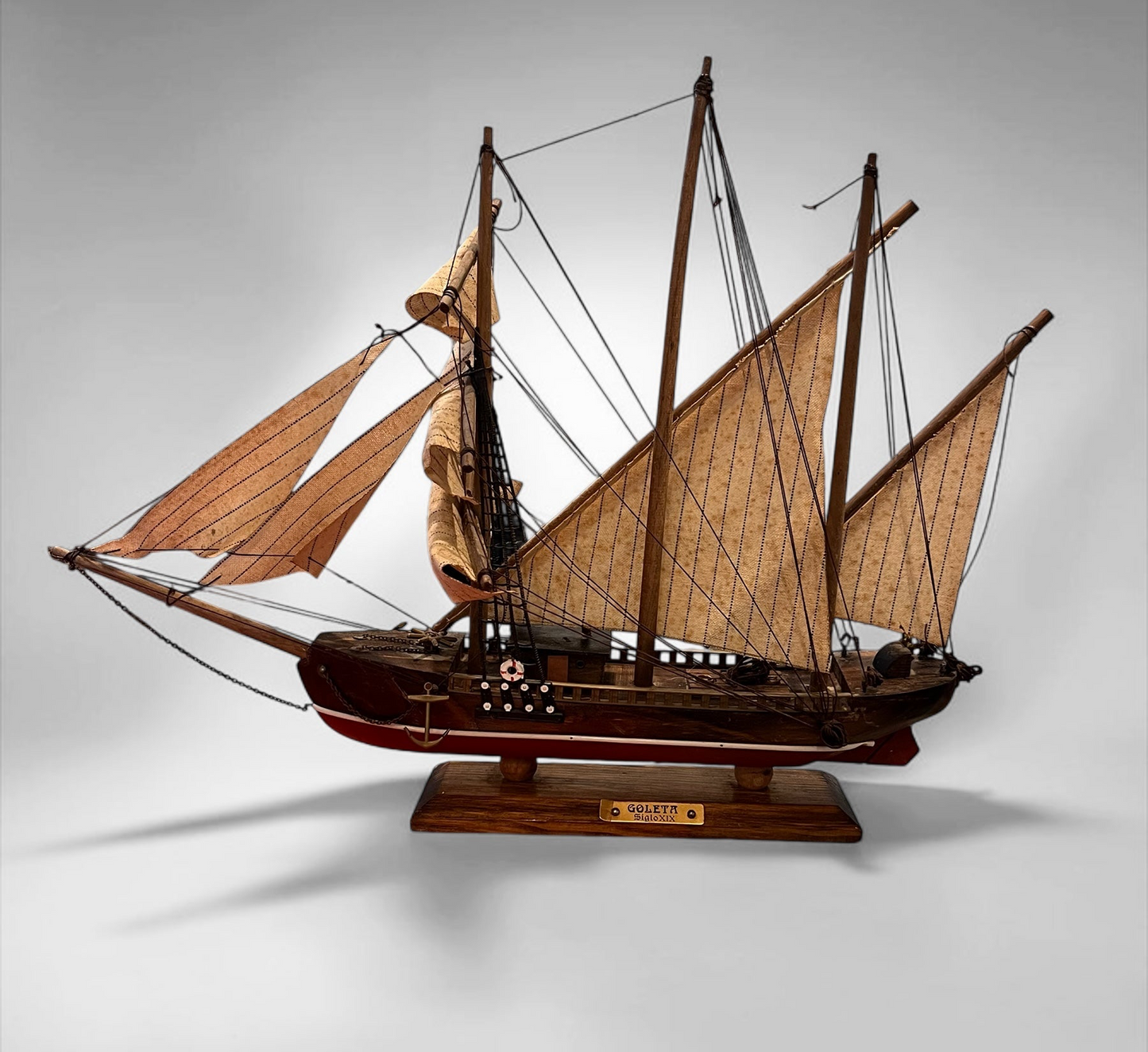 Maqueta de madera de una goleta del siglo XLX