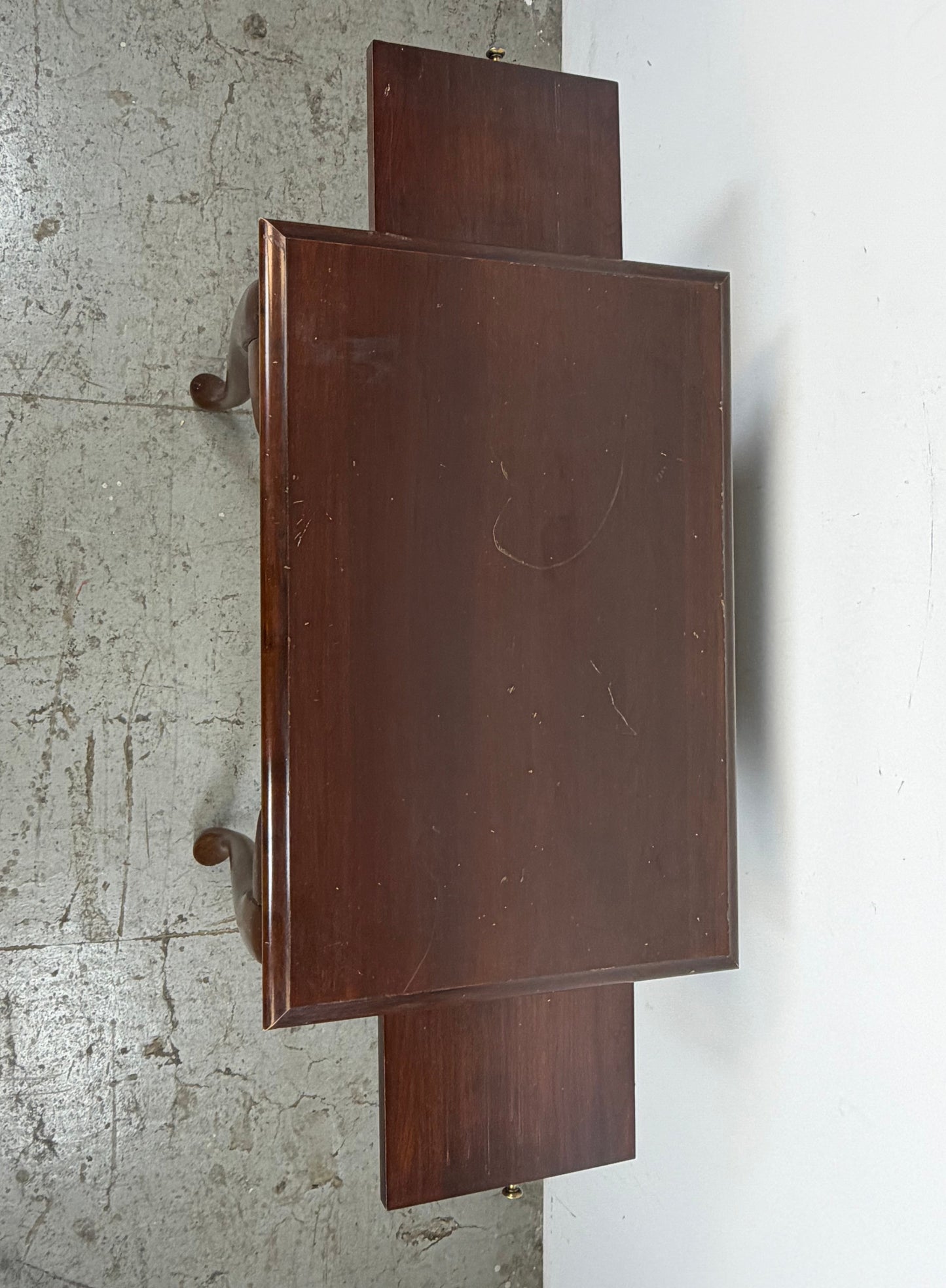Mesa Auxiliar Queen Anne – Patas Cabriole