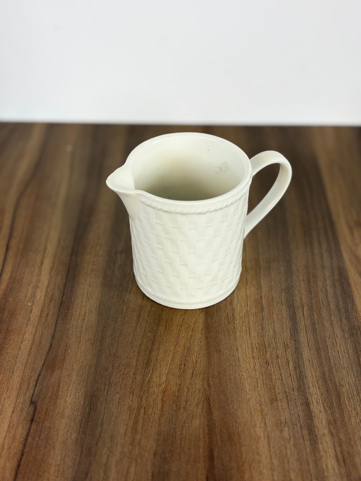 Jarrita de Crema Oneida Wicker Blanca