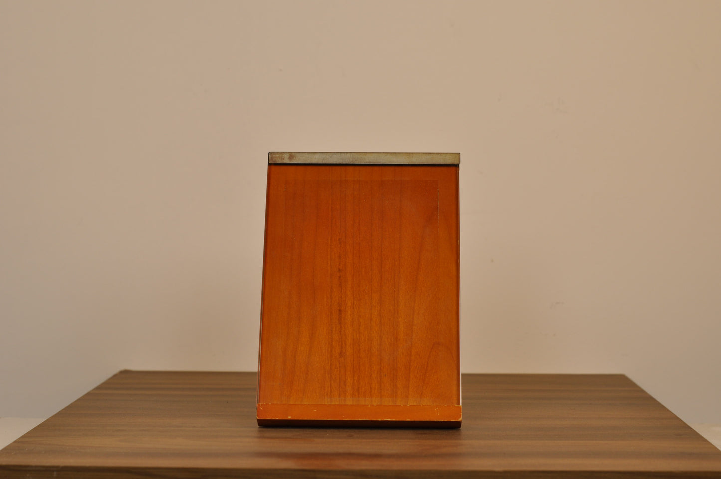 Marco de exhibición, borde metálico y de madera