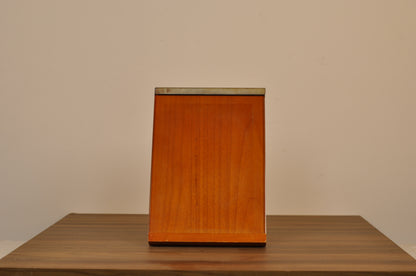 Marco de exhibición, borde metálico y de madera