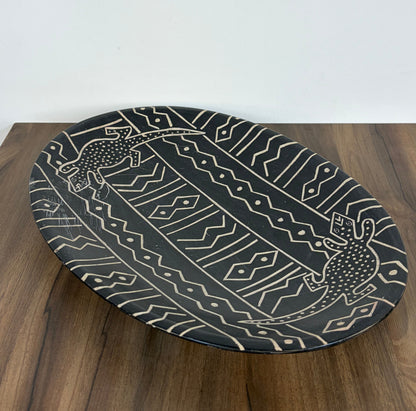 Plato decorativo de cerámica pintada con motivos