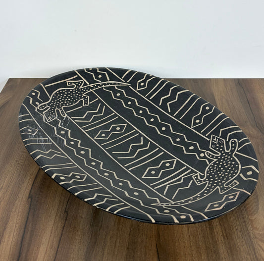Plato decorativo de cerámica pintada con motivos