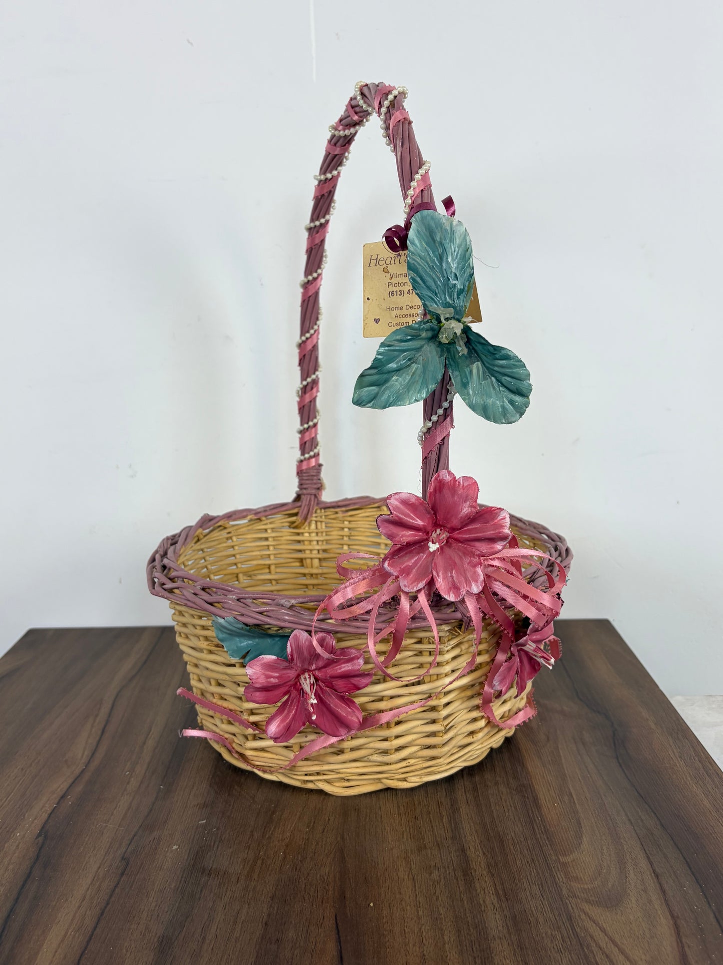 Canasta de Mimbre Decorativa con Borde y Asa en Rosa