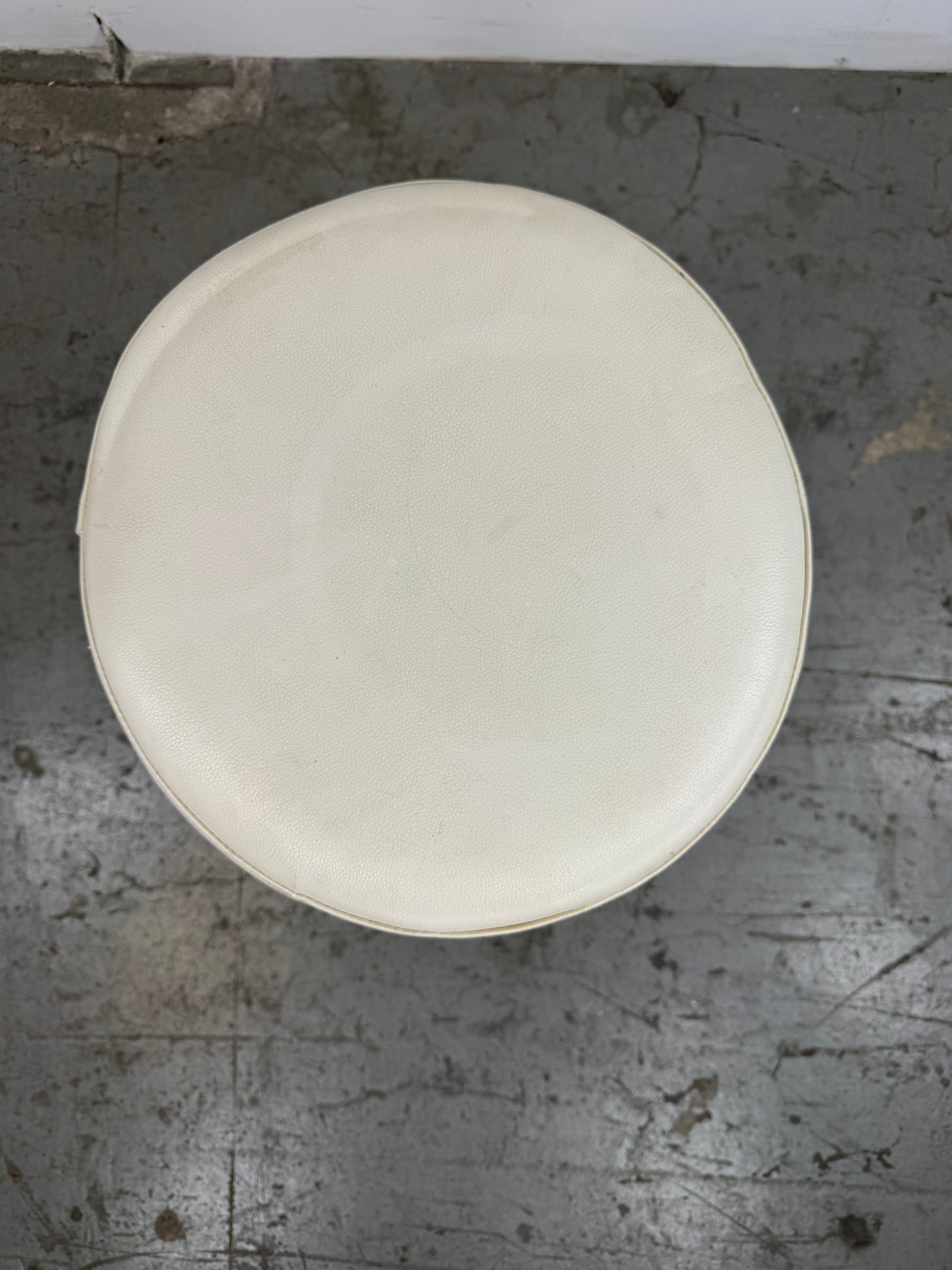 Taburete acolchado con base cromada y círculos