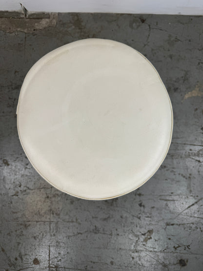 Taburete acolchado con base cromada y círculos