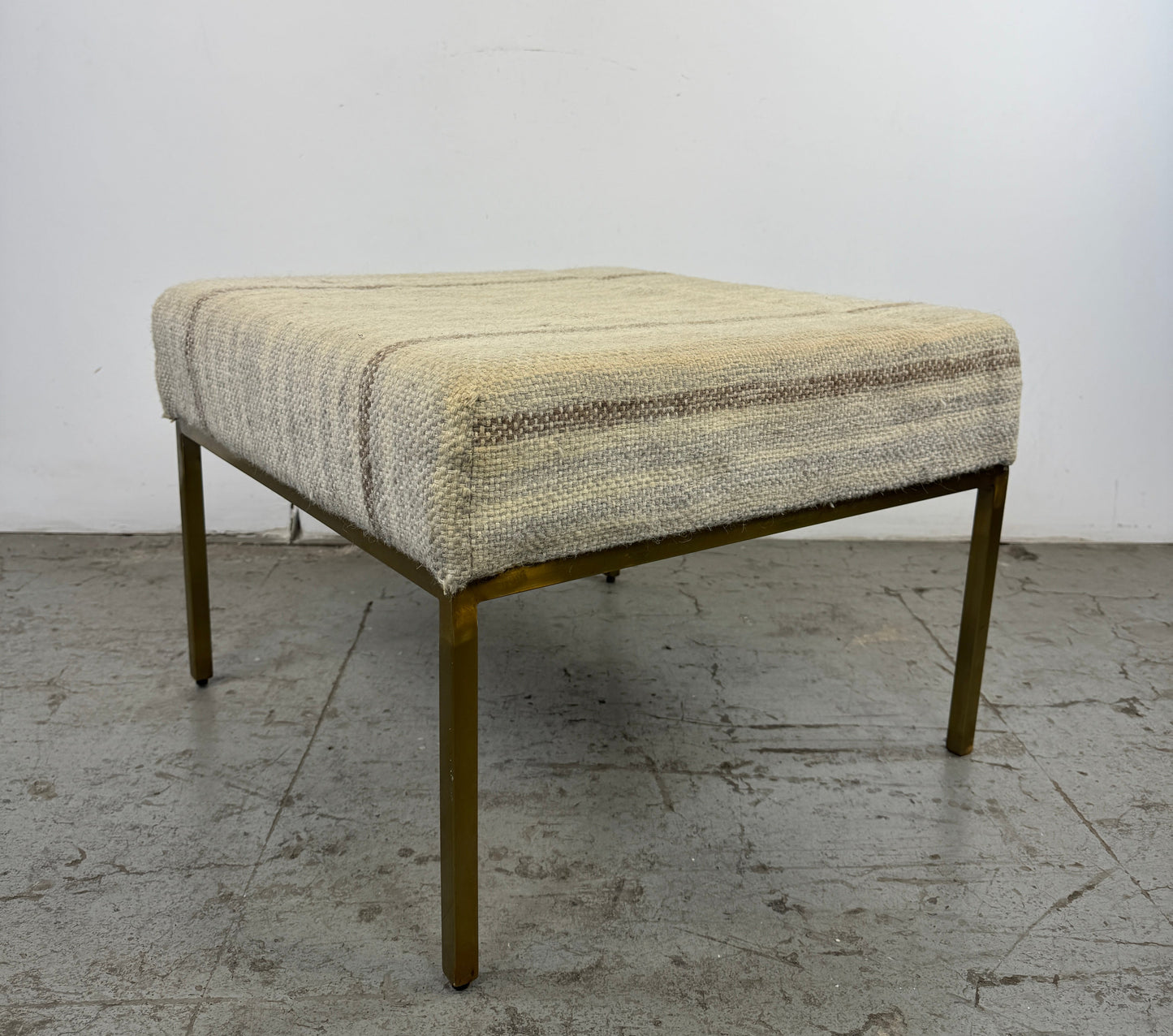Otomana Rectangular con Alfombra Beige