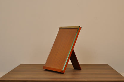 Marco de exhibición, borde metálico y de madera