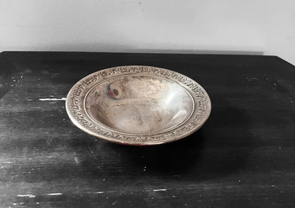 Tazón antiguo decorativo de plata