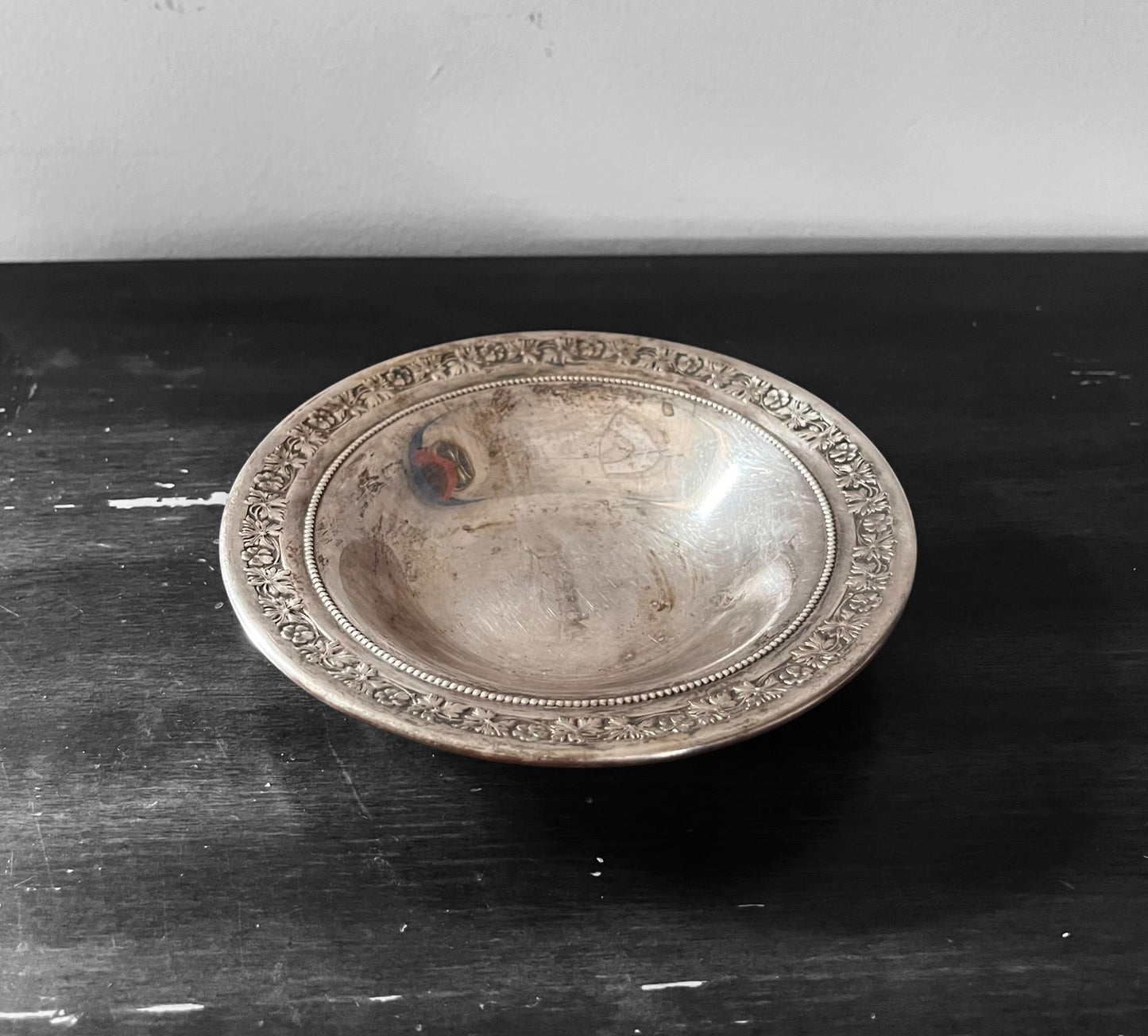Tazón antiguo decorativo de plata