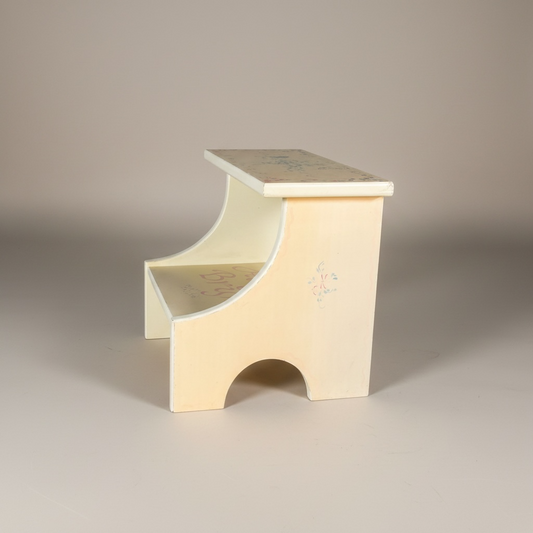 Banquito de madera pintado a mano presenta un diseño de escalera de dos peldaños – Go Vintage