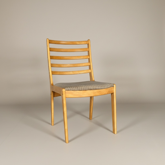 Sillón provenzal, respaldo de escalera y asiento de enea, manchas en los cojines – Go Vintage