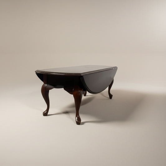 Mesa de cóctel de cerezo de la colección plantation de Butler, Speciality Co. Detalles. Algunos Rayones tiene la madera en la mesa, la parte superior. – Go Vintage