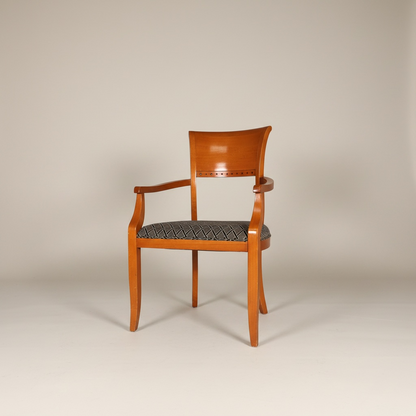 Silla sillón de estilo neoclasico fabricado en arce macizo con tapicera de seda motivo geométrico, una de las sillas tiene los cojines sucios, cantidad cuatro – Go Vintage
