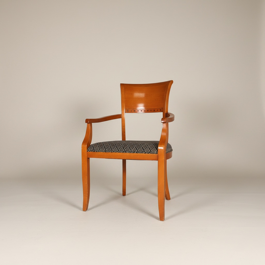 Silla sillón de estilo neoclasico fabricado en arce macizo con tapicera de seda motivo geométrico, una de las sillas tiene los cojines sucios, cantidad cuatro – Go Vintage