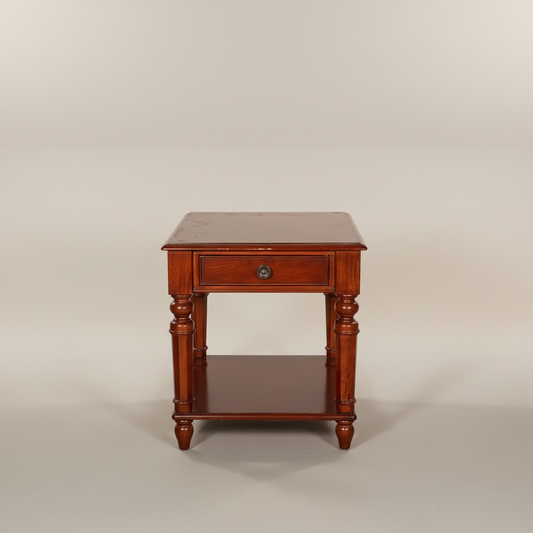 Mesa de noche tradicional de madera de caoba, detalles cuenta con rayones en la parte superior de la mesa – Go Vintage