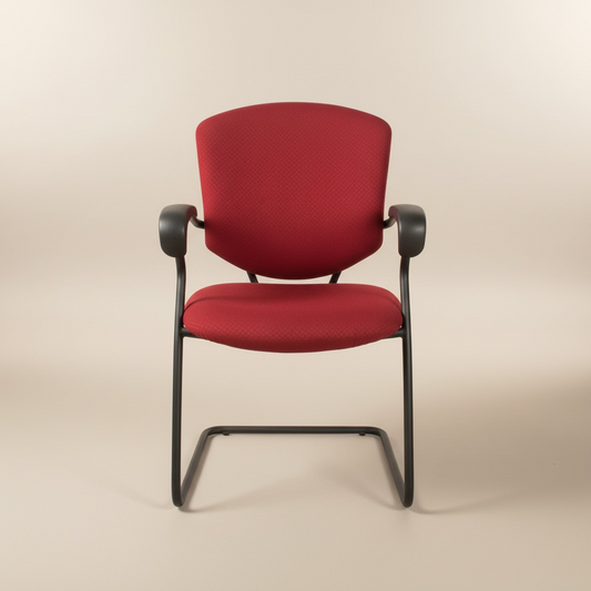 Silla de oficina tipo visita o confidente con estructura negra y tapiz rojo, detalles en el tapiz rojo, marca – Go Vintage