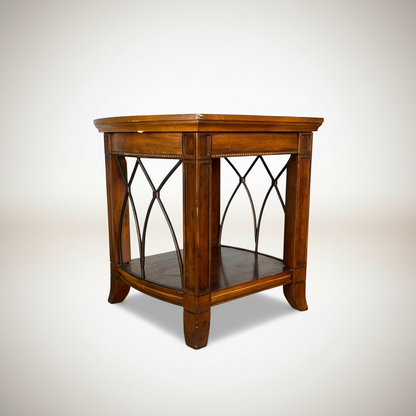 Mesa lateral de madera de roble y metal. Combina estilo rústico y tradicional, detalles en la madera en la parte de arriba de la mesa. – Go Vintage