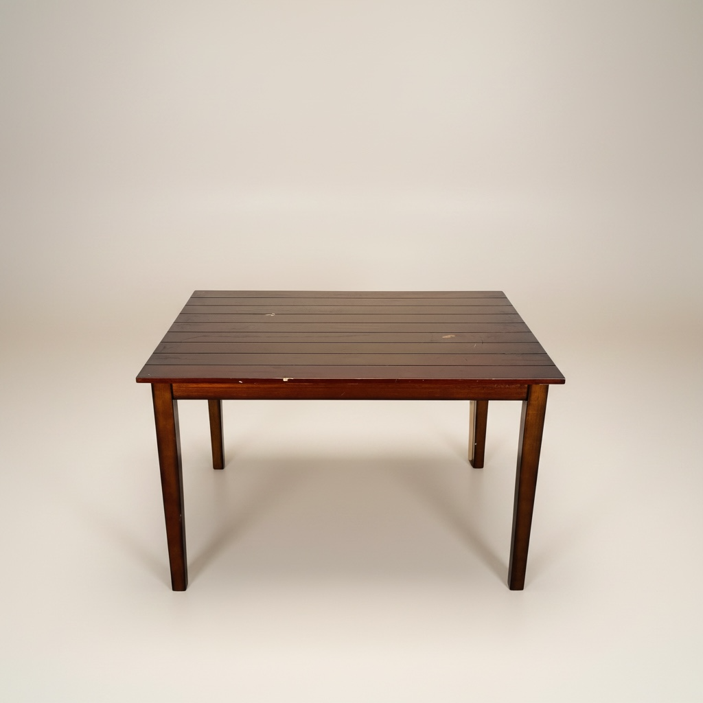 Mesa de comedor cuadrada con cubierta de madera en tono tabaco o café oscuro, la cubierta y las patas están con rayones y piquetes – Go Vintage